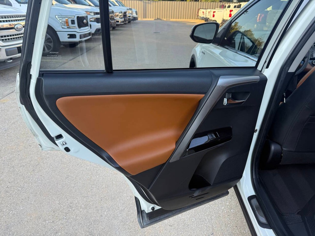 Toyota RAV4 Hybrid Vehicle Full-screen Gallery Image 14