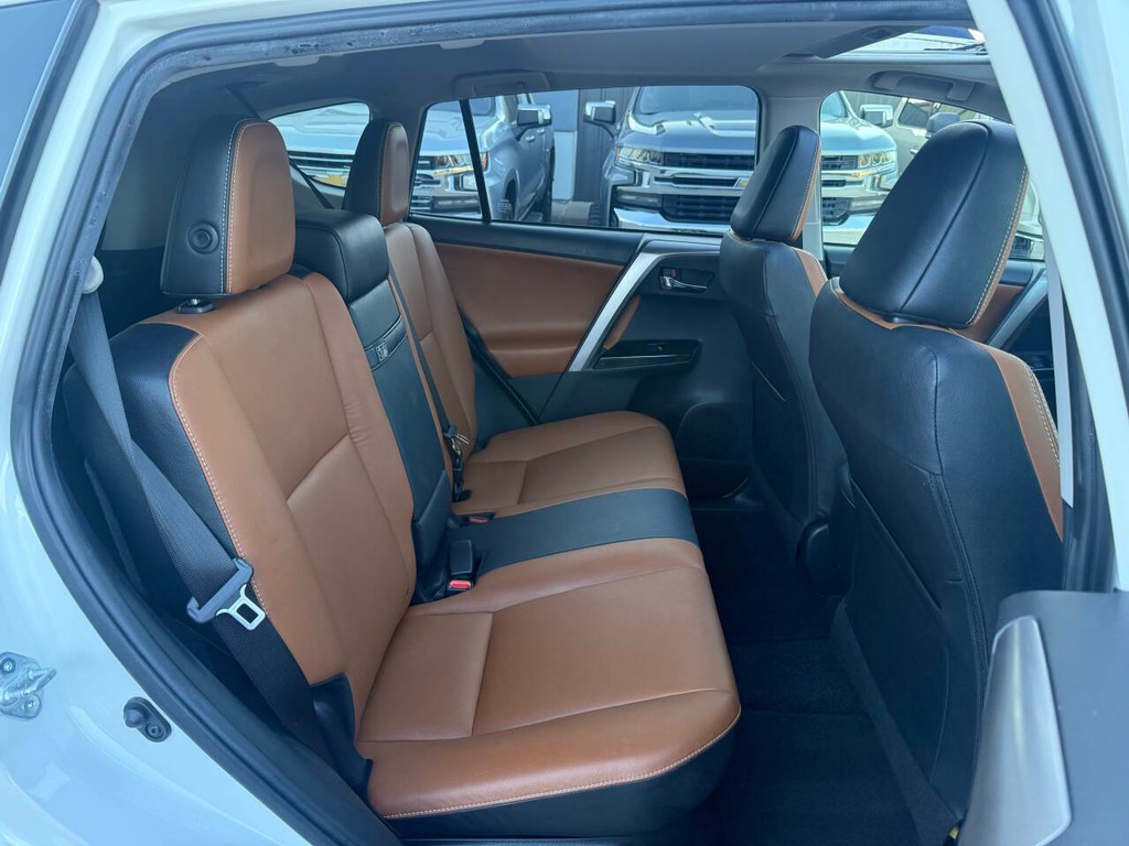 Toyota RAV4 Hybrid Vehicle Full-screen Gallery Image 15