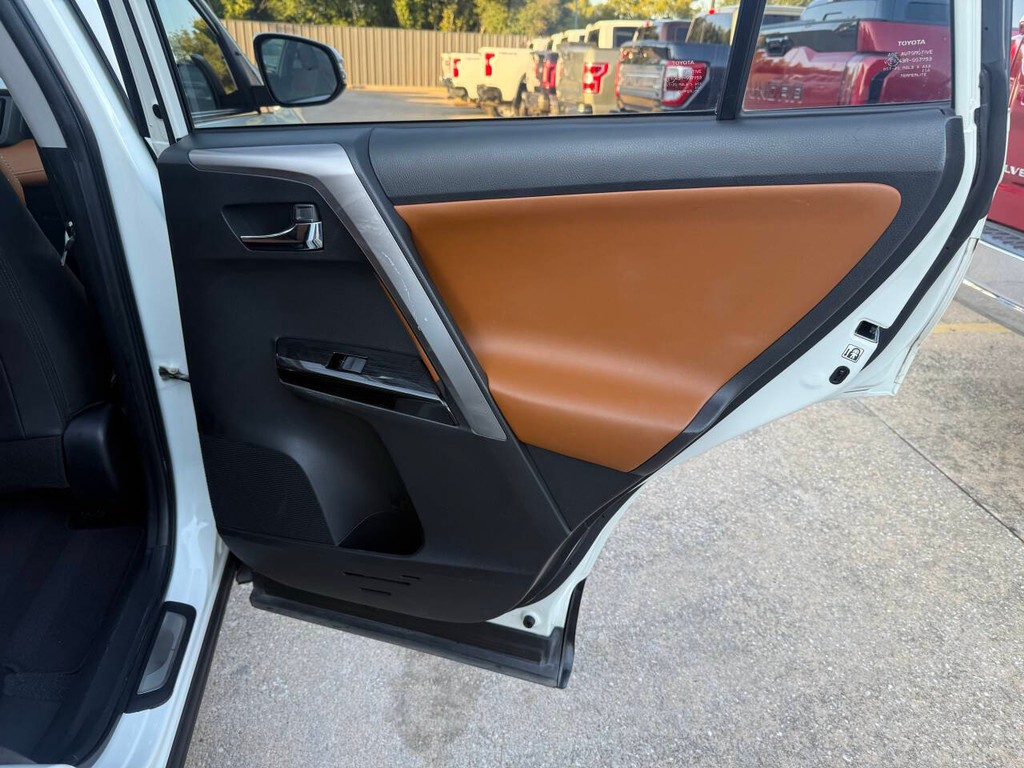 Toyota RAV4 Hybrid Vehicle Full-screen Gallery Image 16