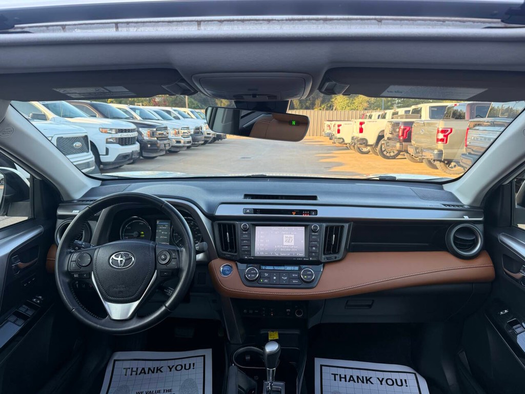 Toyota RAV4 Hybrid Vehicle Full-screen Gallery Image 17