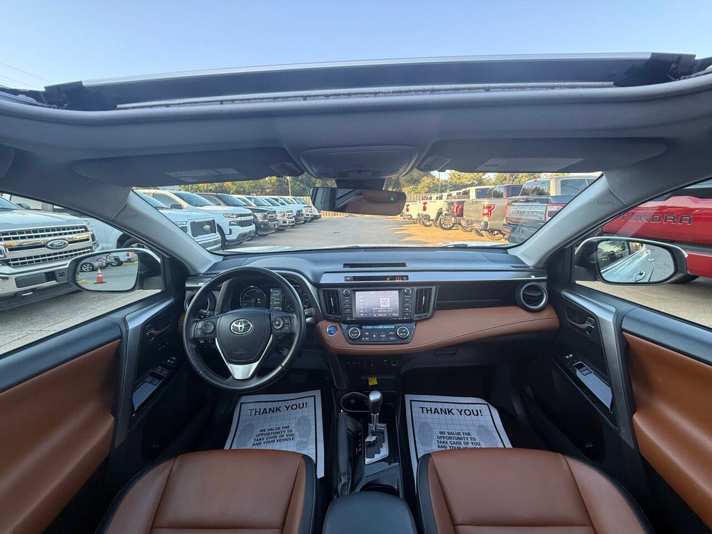 Toyota RAV4 Hybrid Vehicle Full-screen Gallery Image 18