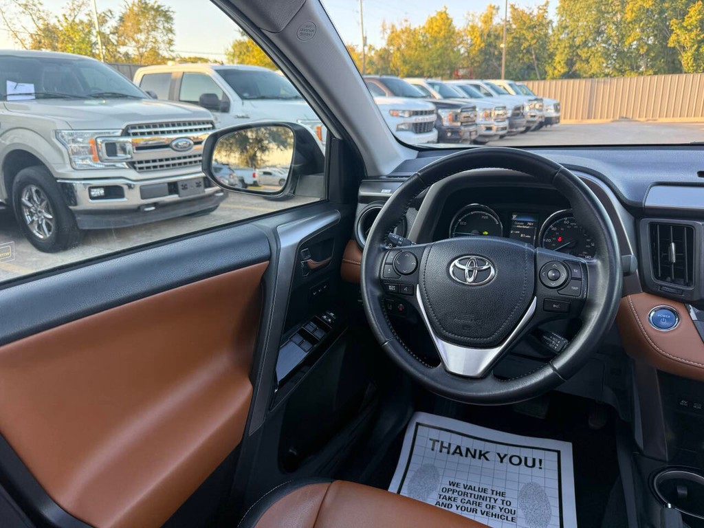 Toyota RAV4 Hybrid Vehicle Full-screen Gallery Image 19