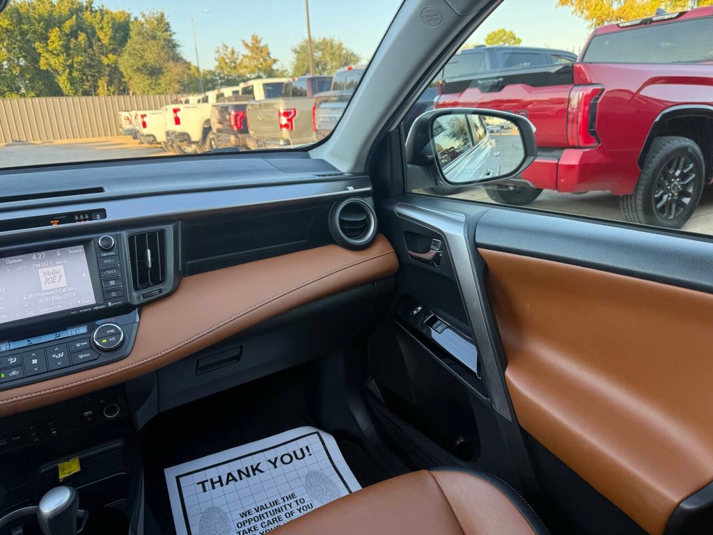 Toyota RAV4 Hybrid Vehicle Full-screen Gallery Image 20