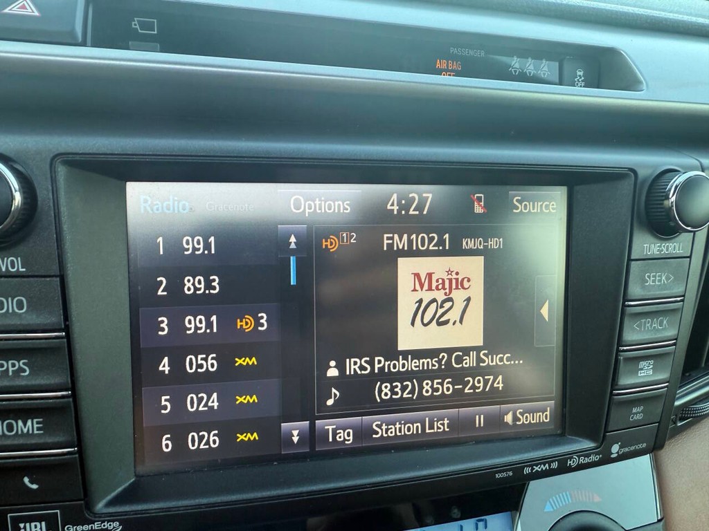 Toyota RAV4 Hybrid Vehicle Full-screen Gallery Image 25