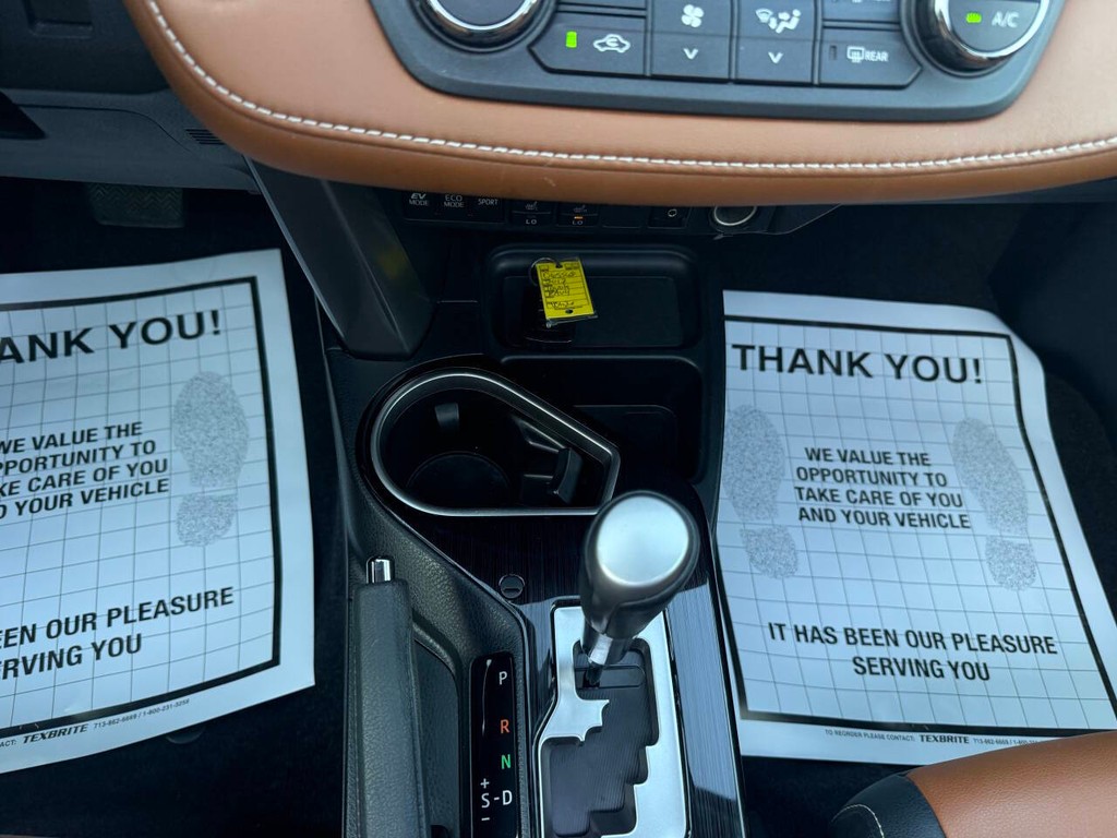 Toyota RAV4 Hybrid Vehicle Full-screen Gallery Image 29