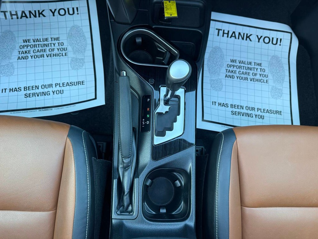 Toyota RAV4 Hybrid Vehicle Full-screen Gallery Image 30