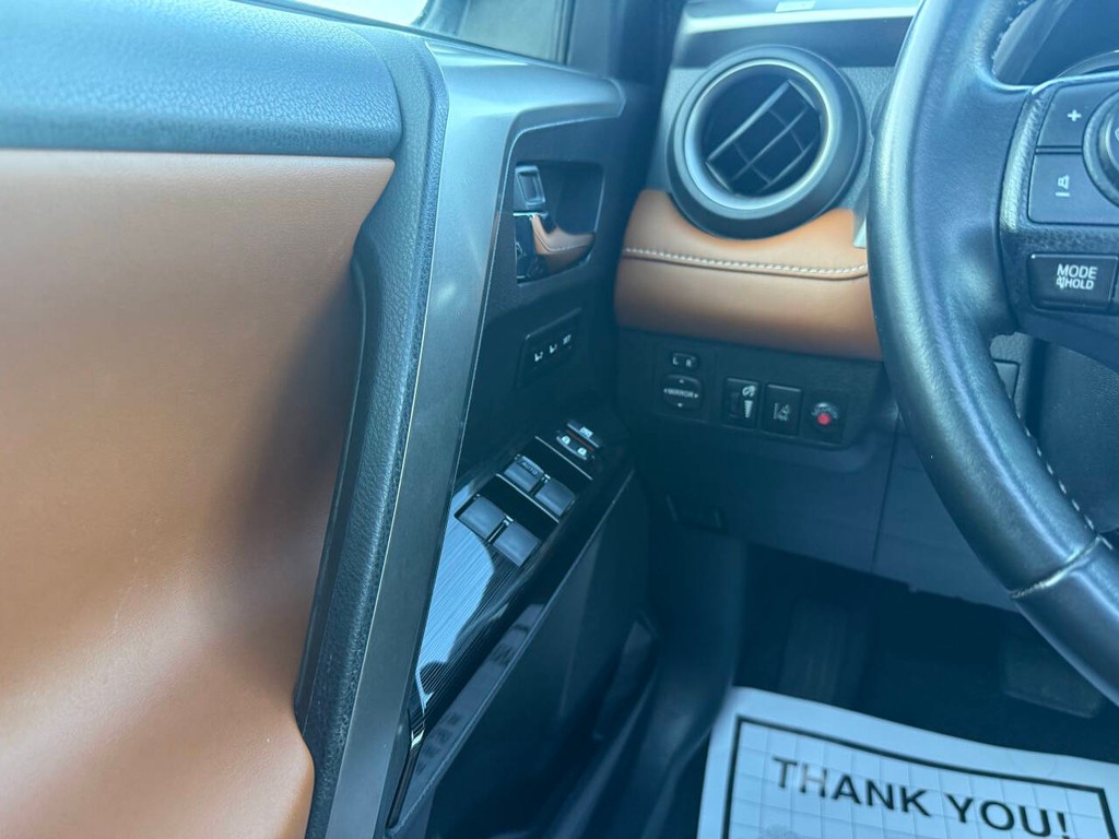 Toyota RAV4 Hybrid Vehicle Full-screen Gallery Image 31