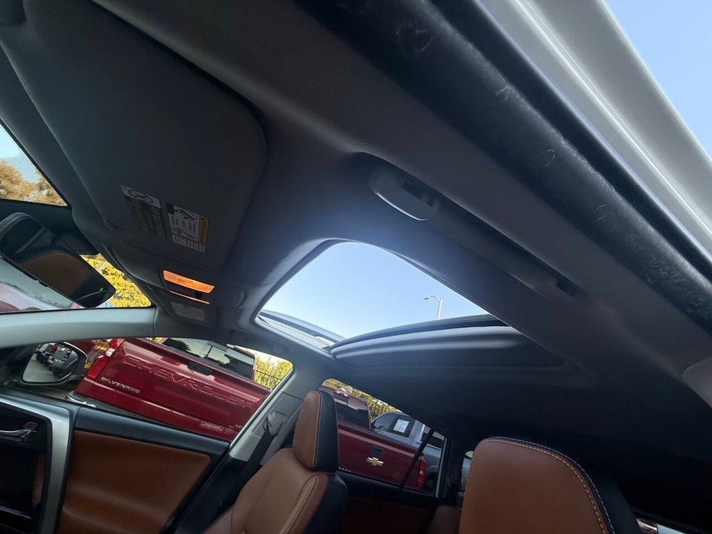 Toyota RAV4 Hybrid Vehicle Full-screen Gallery Image 32