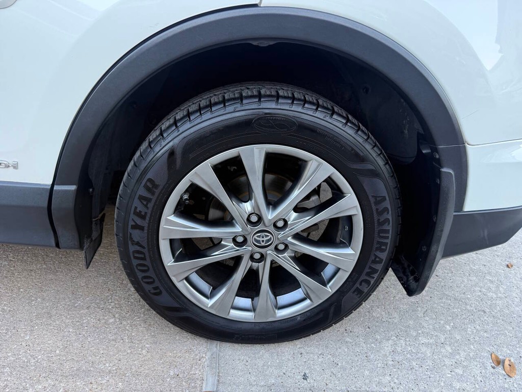 Toyota RAV4 Hybrid Vehicle Full-screen Gallery Image 37