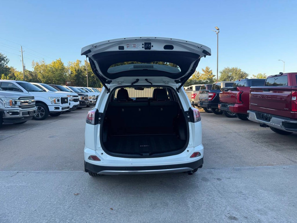 Toyota RAV4 Hybrid Vehicle Full-screen Gallery Image 38