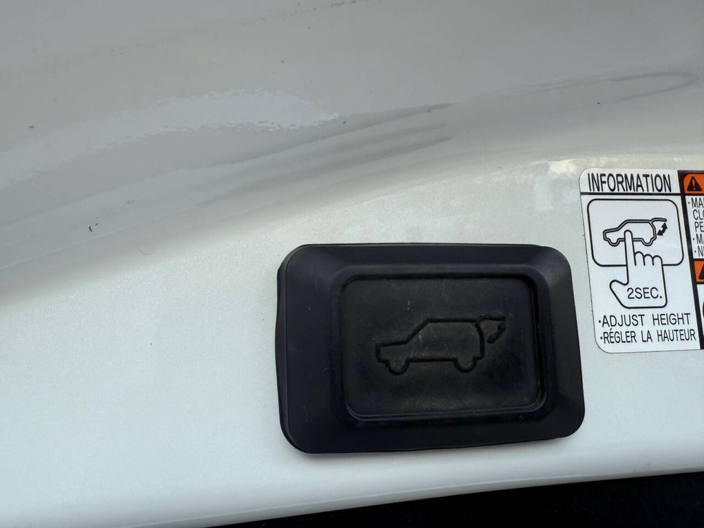 Toyota RAV4 Hybrid Vehicle Full-screen Gallery Image 39