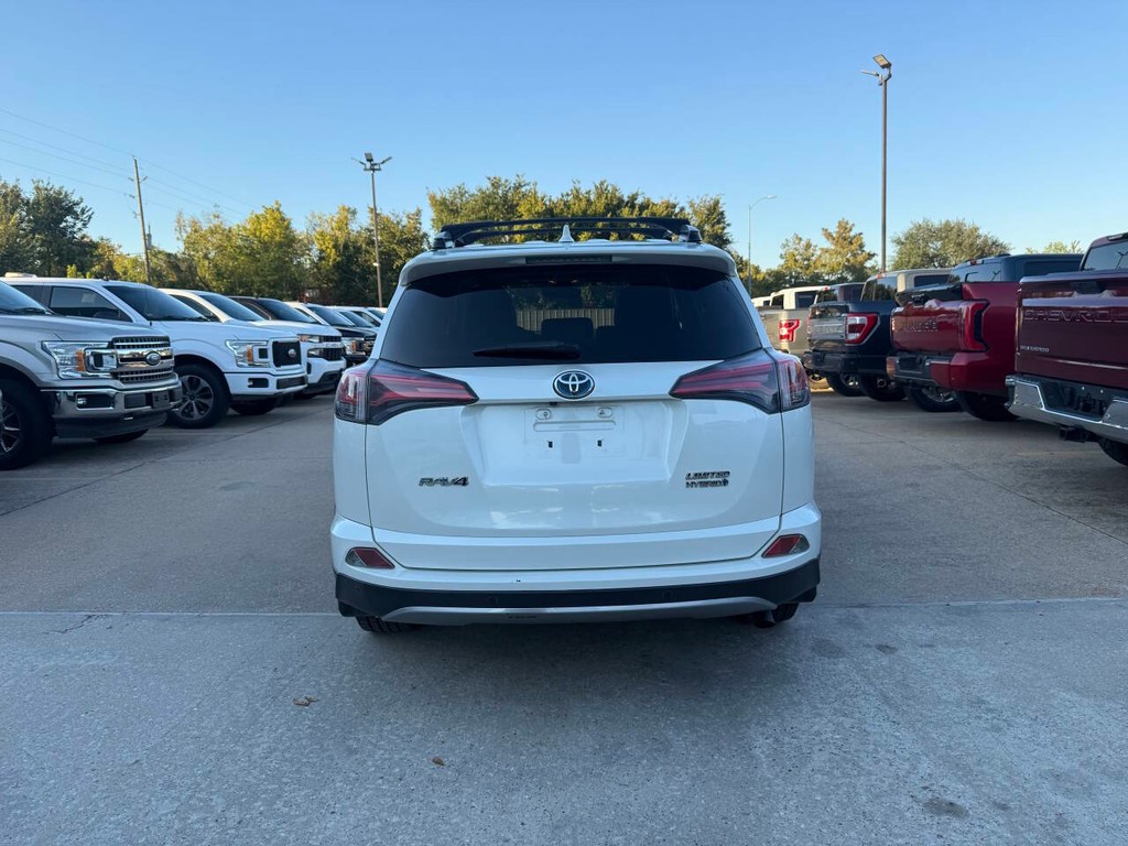 Toyota RAV4 Hybrid Vehicle Full-screen Gallery Image 40