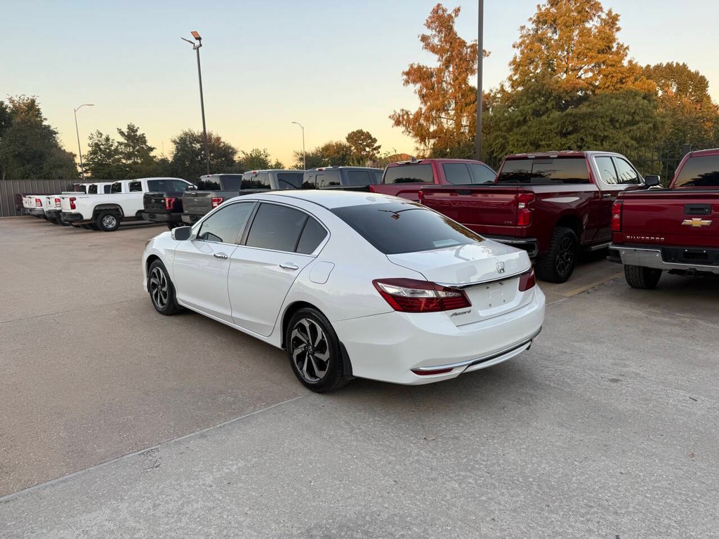 Honda Accord Sedan Vehicle Full-screen Gallery Image 04