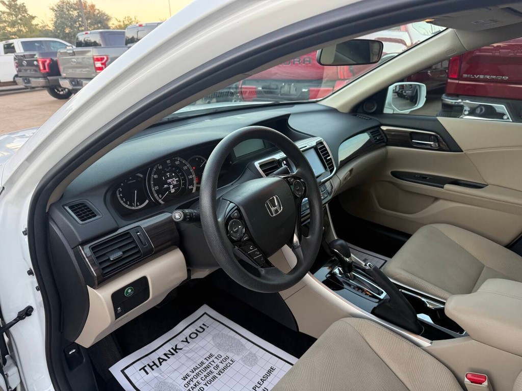 Honda Accord Sedan Vehicle Full-screen Gallery Image 06