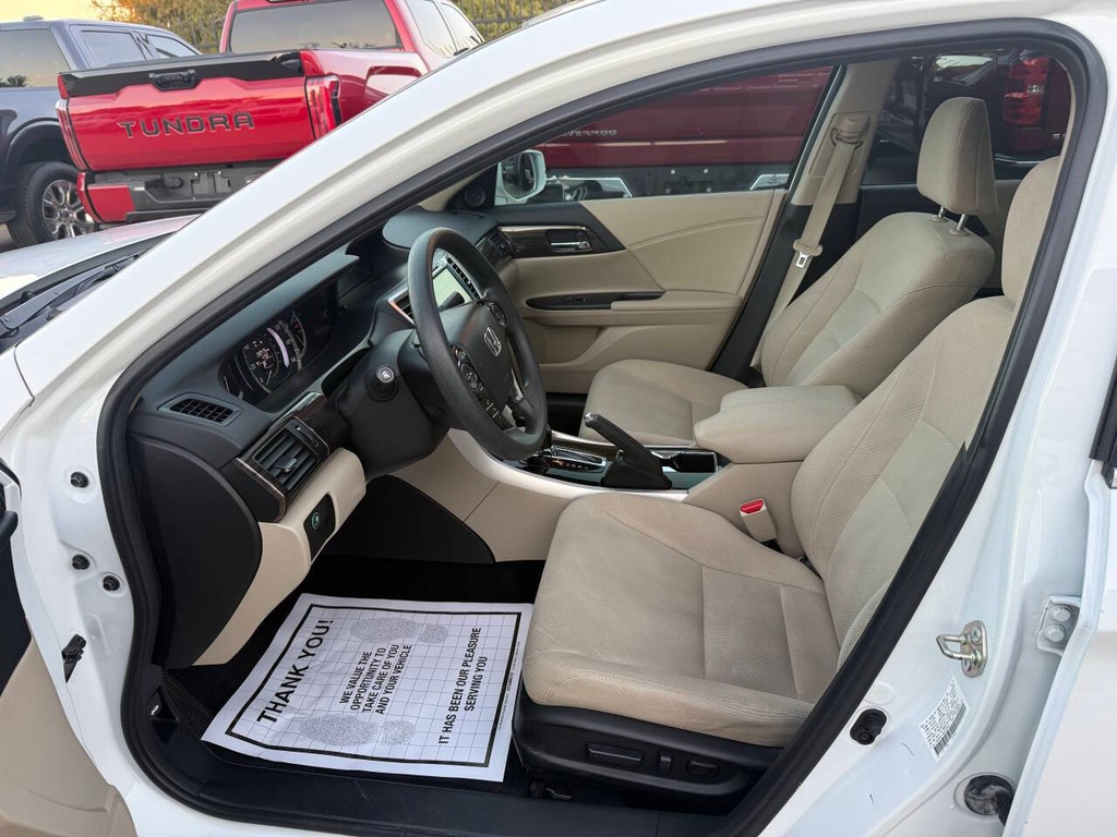 Honda Accord Sedan Vehicle Full-screen Gallery Image 07