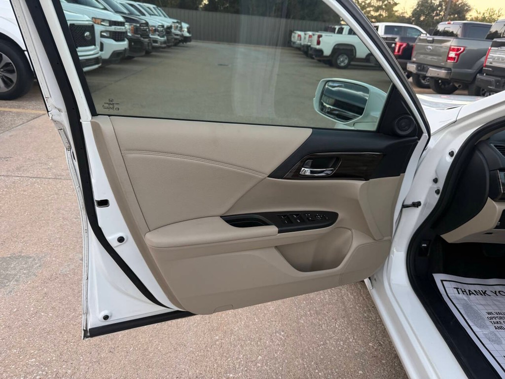 Honda Accord Sedan Vehicle Full-screen Gallery Image 08