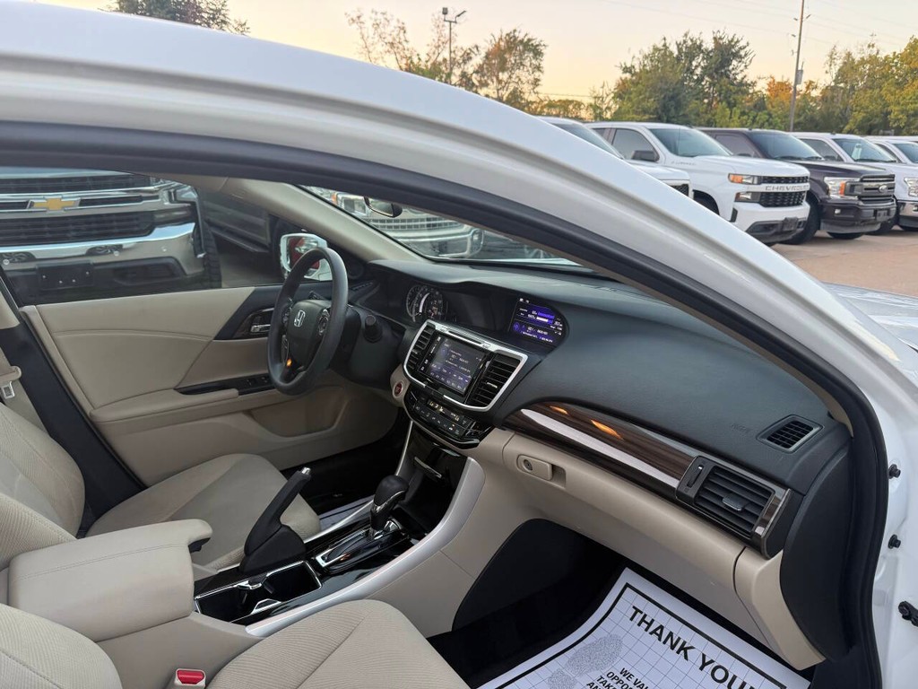 Honda Accord Sedan Vehicle Full-screen Gallery Image 09