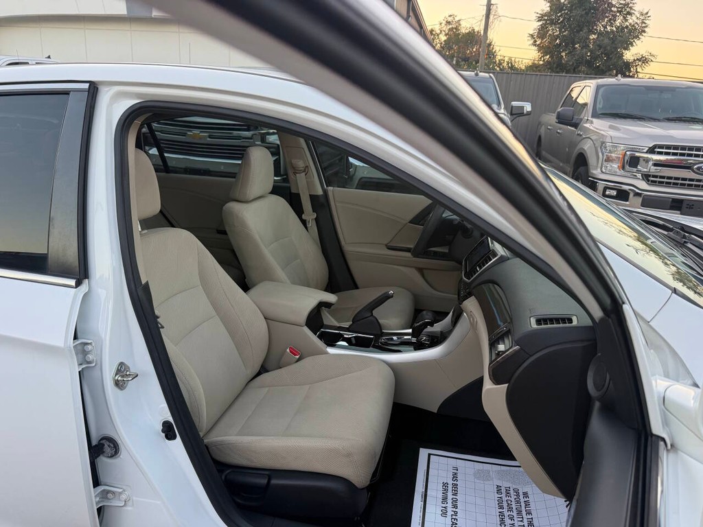 Honda Accord Sedan Vehicle Full-screen Gallery Image 10