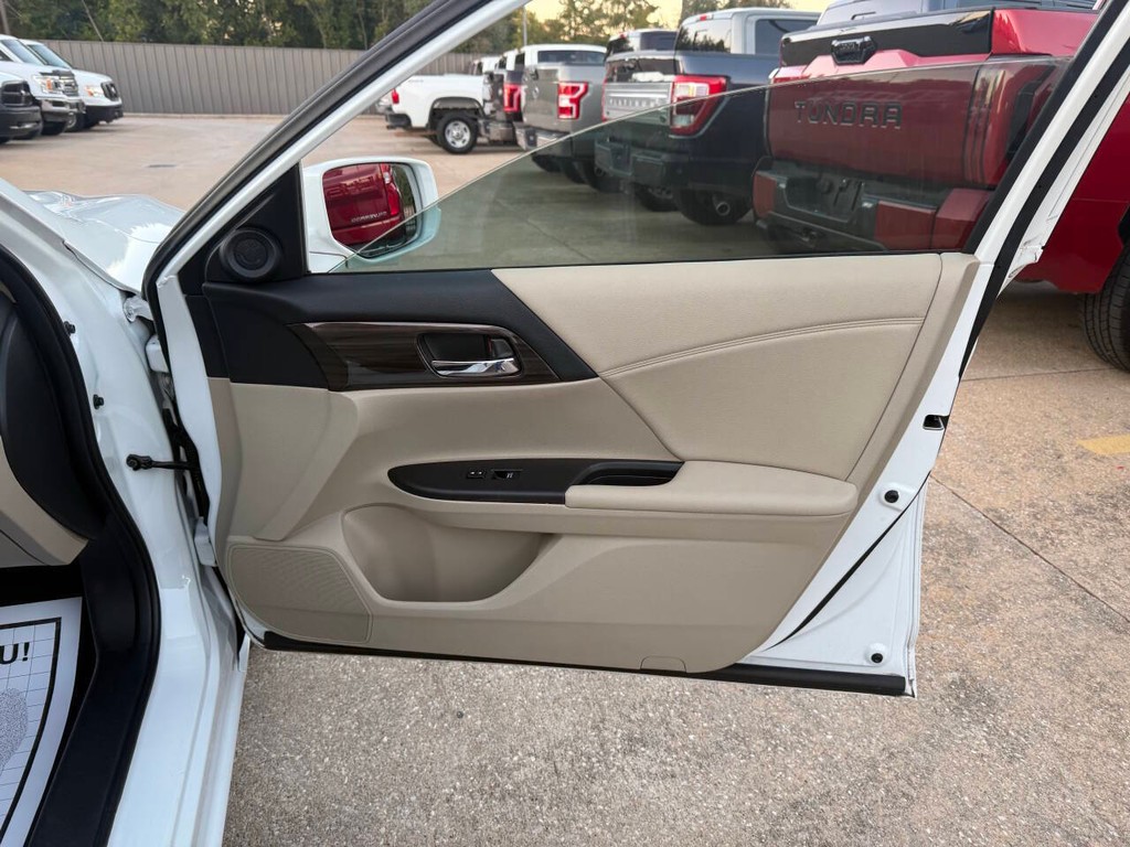 Honda Accord Sedan Vehicle Full-screen Gallery Image 11