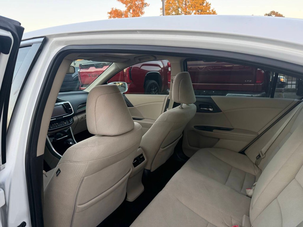 Honda Accord Sedan Vehicle Full-screen Gallery Image 12