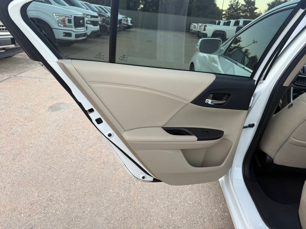 Honda Accord Sedan Vehicle Full-screen Gallery Image 14