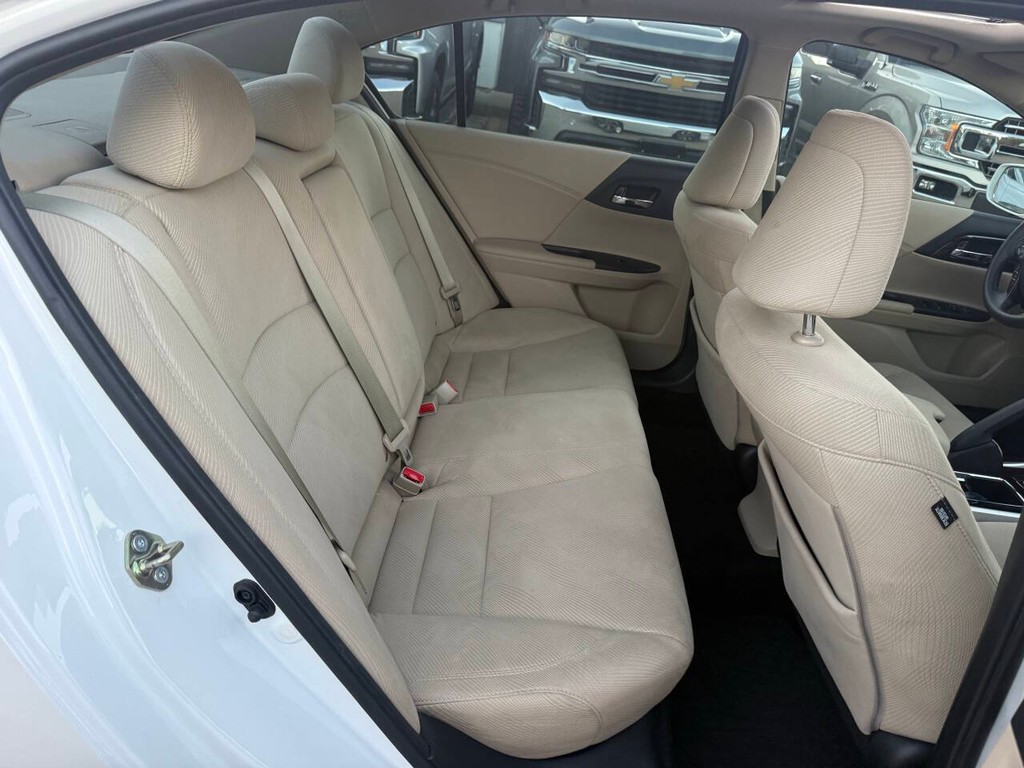 Honda Accord Sedan Vehicle Full-screen Gallery Image 15