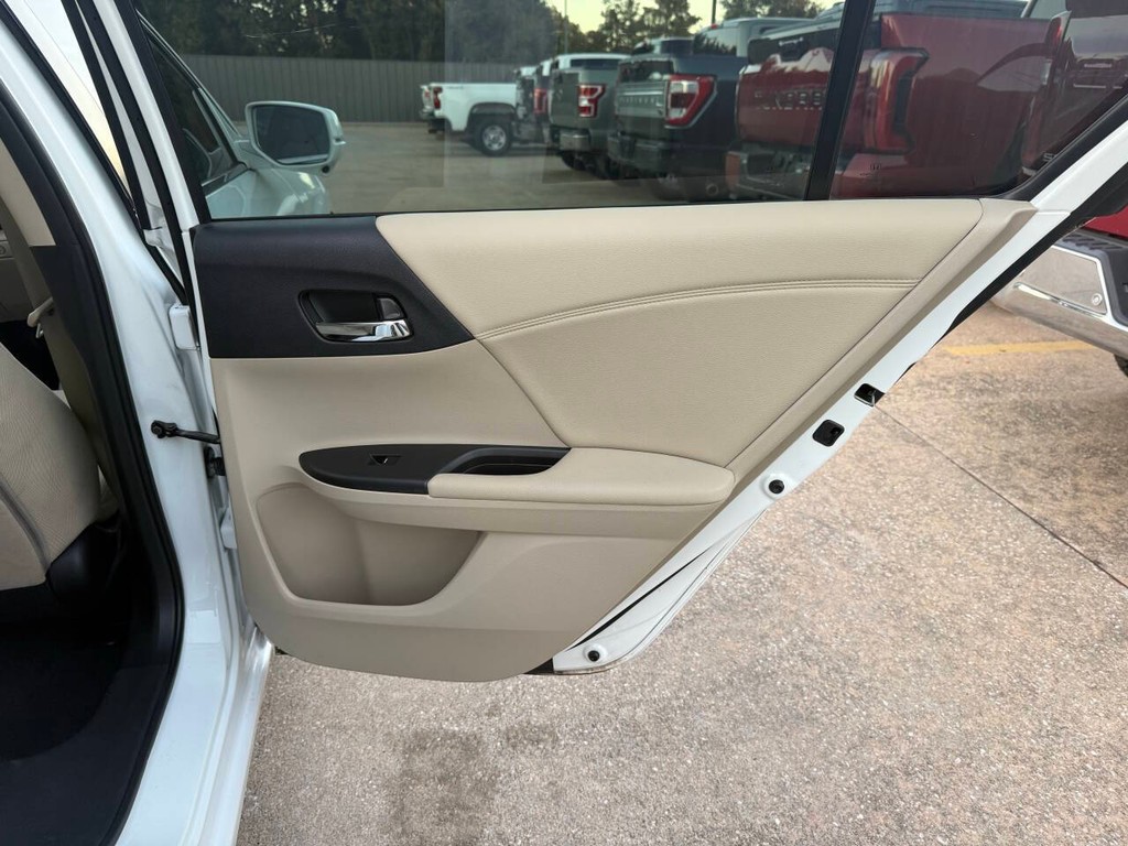 Honda Accord Sedan Vehicle Full-screen Gallery Image 16