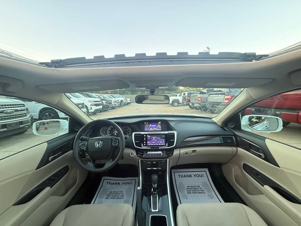 Honda Accord Sedan Vehicle Full-screen Gallery Image 18