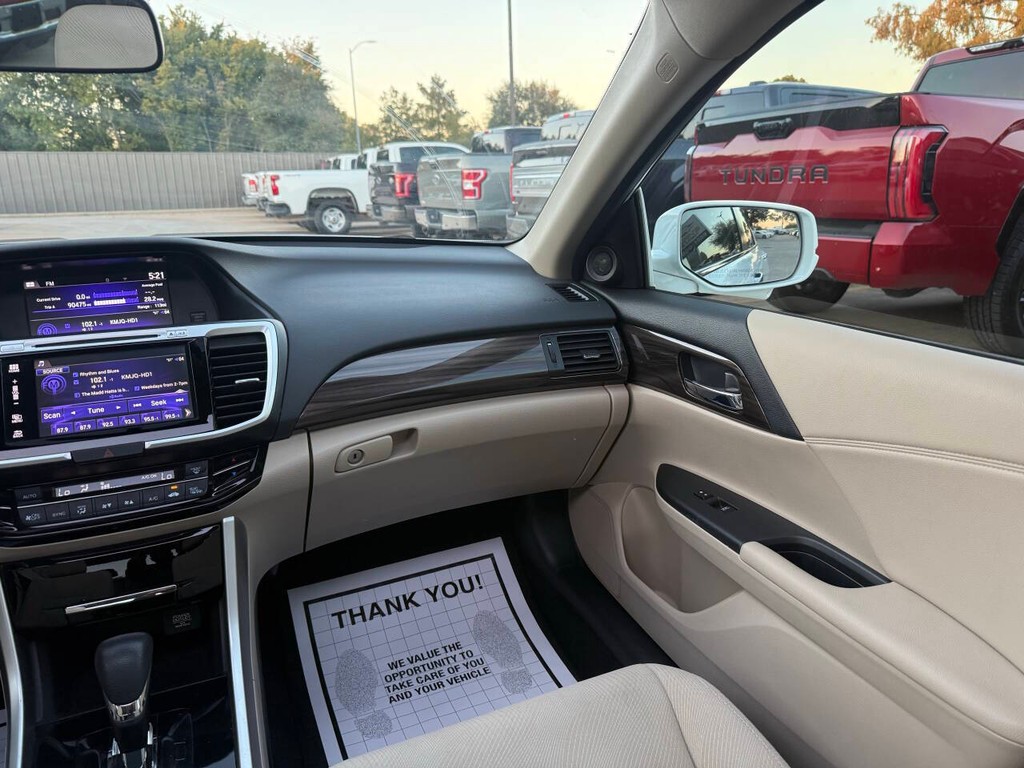 Honda Accord Sedan Vehicle Full-screen Gallery Image 20