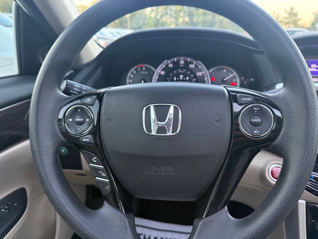 Honda Accord Sedan Vehicle Full-screen Gallery Image 23