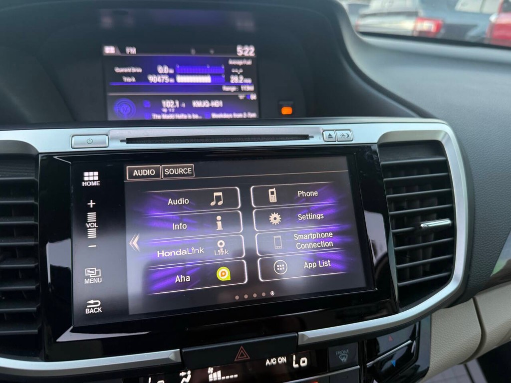 Honda Accord Sedan Vehicle Full-screen Gallery Image 26