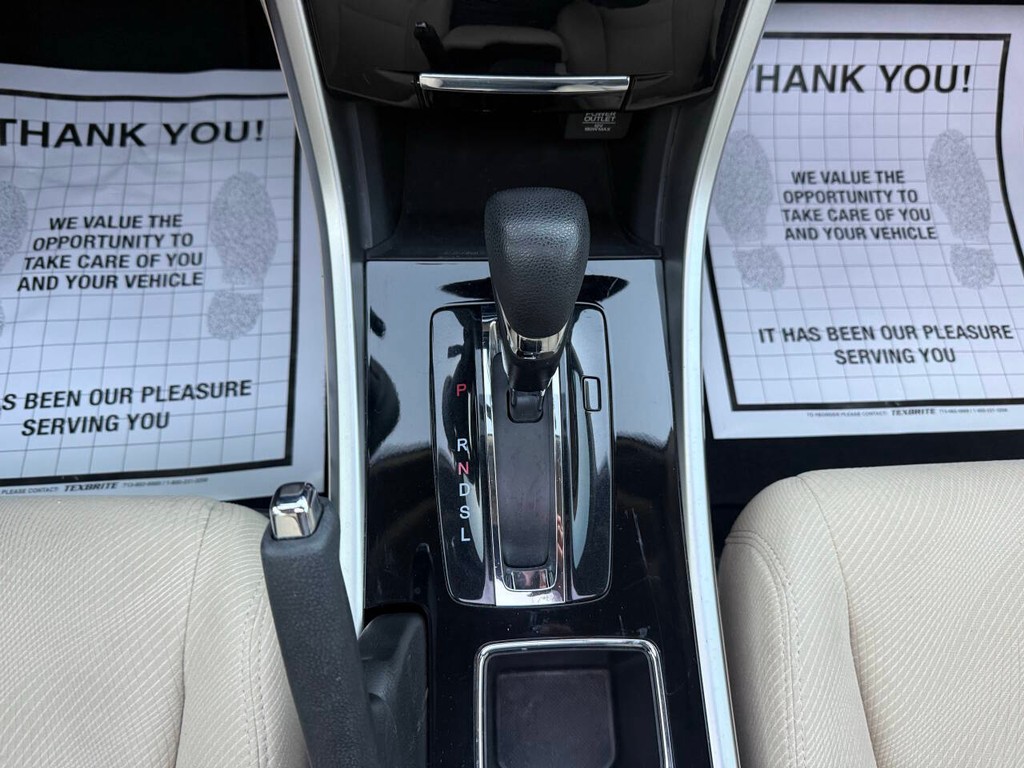 Honda Accord Sedan Vehicle Full-screen Gallery Image 29