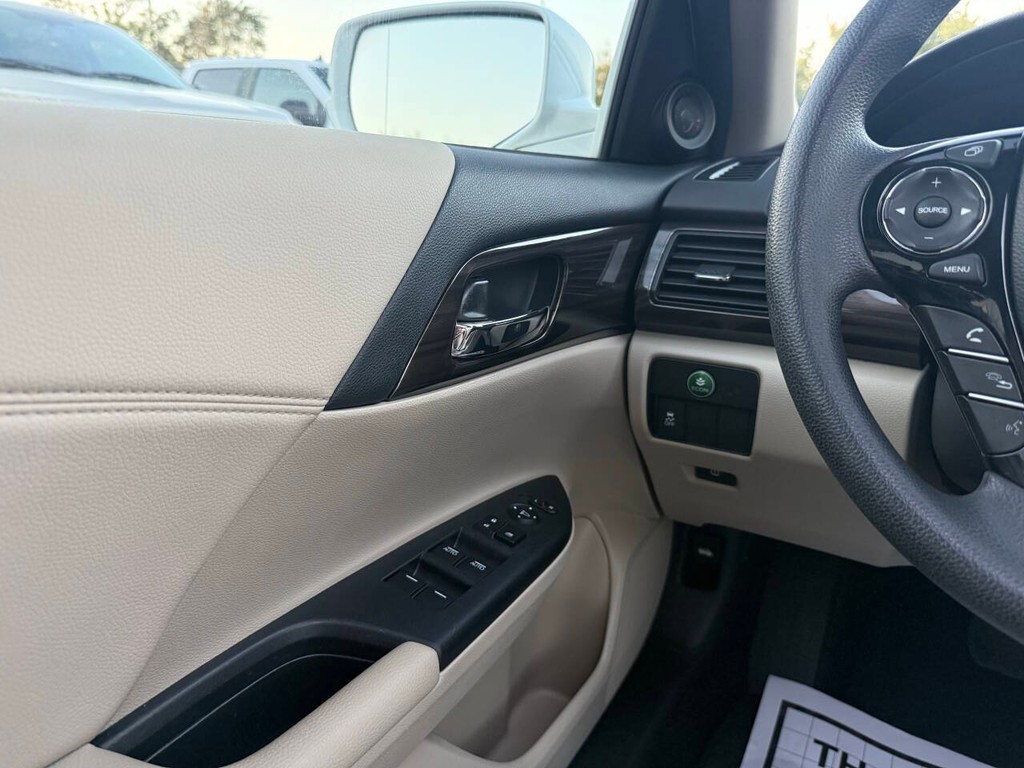 Honda Accord Sedan Vehicle Full-screen Gallery Image 30