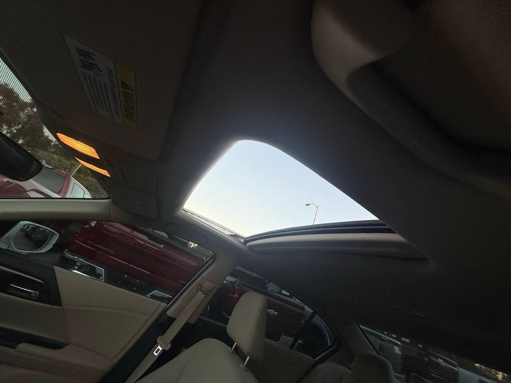 Honda Accord Sedan Vehicle Full-screen Gallery Image 31