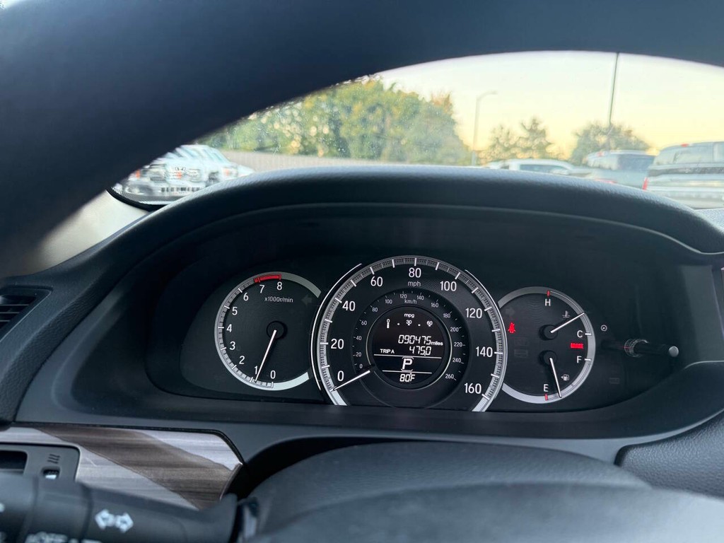 Honda Accord Sedan Vehicle Full-screen Gallery Image 32