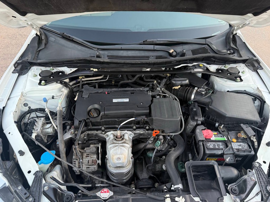 Honda Accord Sedan Vehicle Full-screen Gallery Image 35