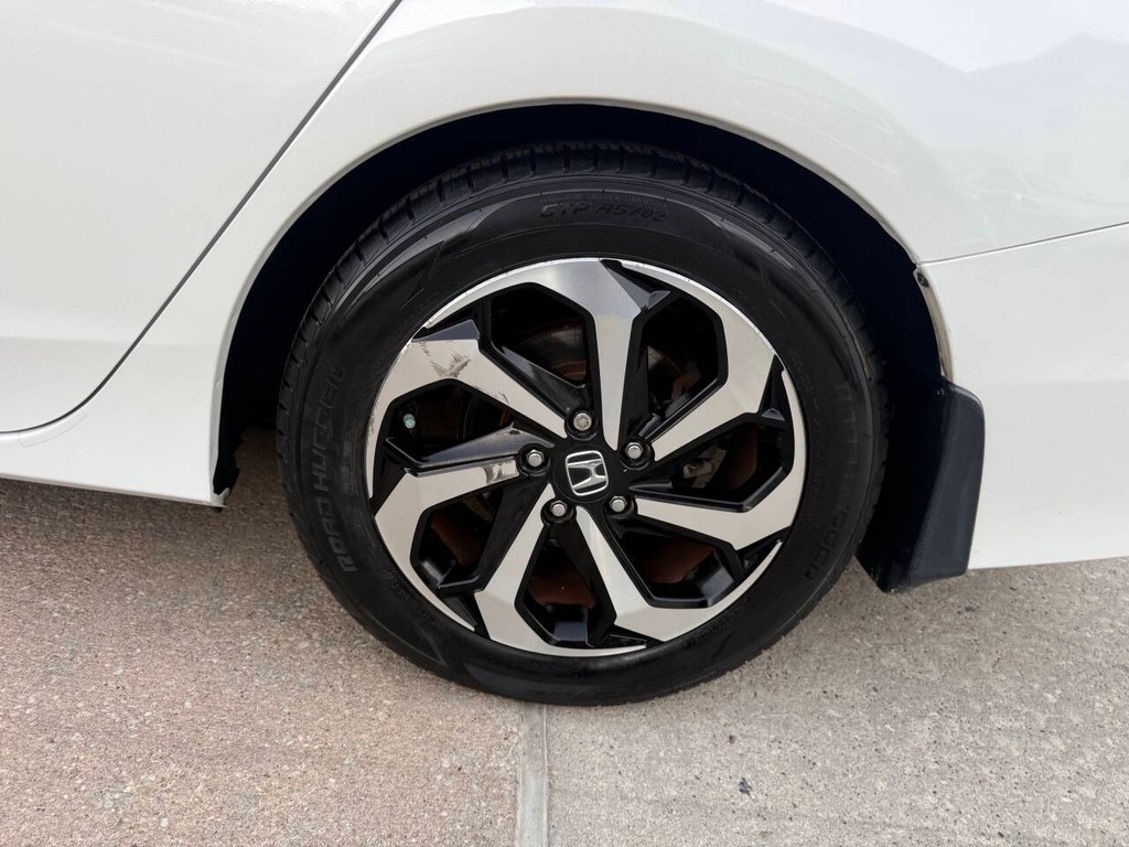 Honda Accord Sedan Vehicle Full-screen Gallery Image 36