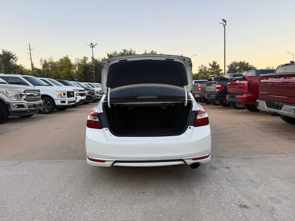 Honda Accord Sedan Vehicle Full-screen Gallery Image 37