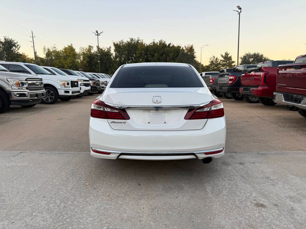 Honda Accord Sedan Vehicle Full-screen Gallery Image 38