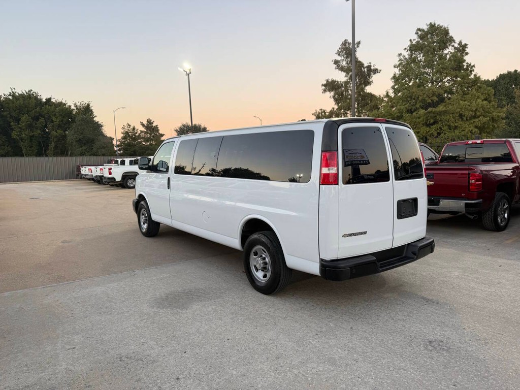 Chevrolet Express Vehicle Full-screen Gallery Image 04