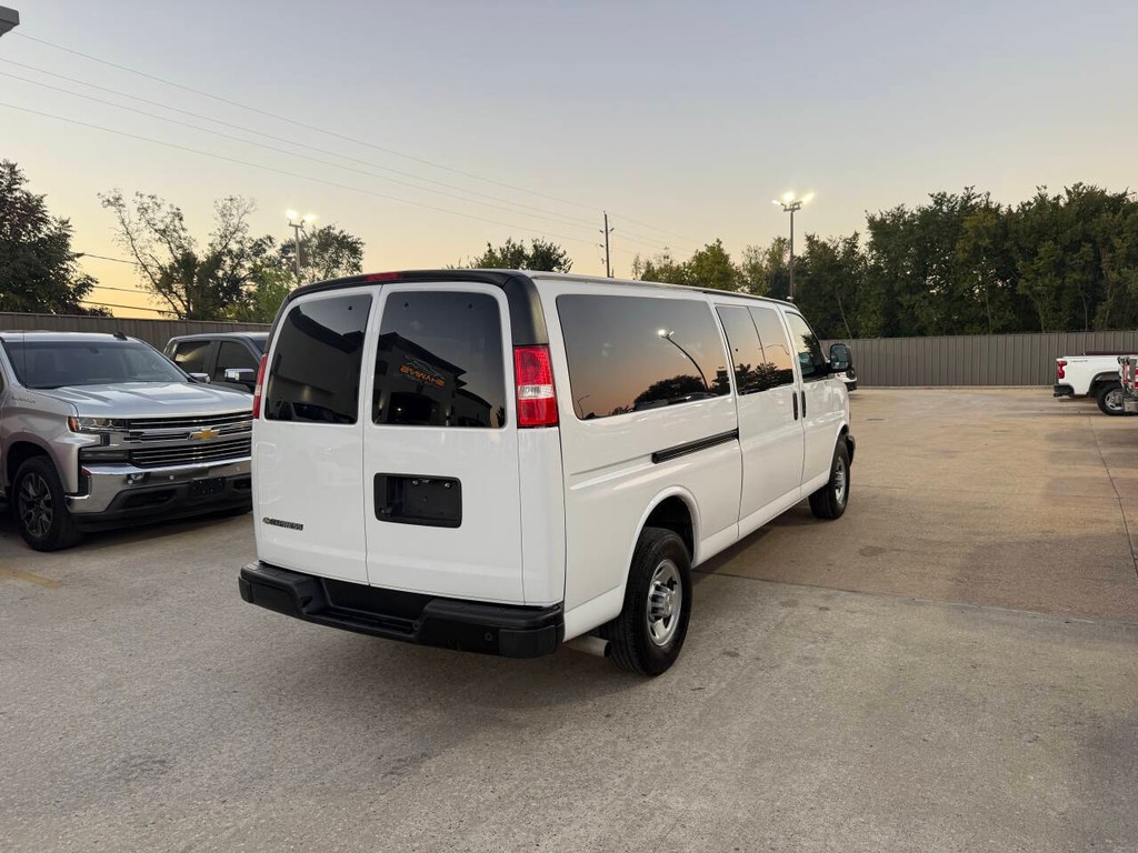 Chevrolet Express Vehicle Full-screen Gallery Image 05