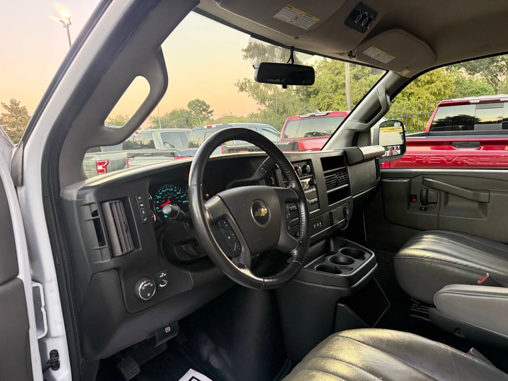 Chevrolet Express Vehicle Full-screen Gallery Image 06