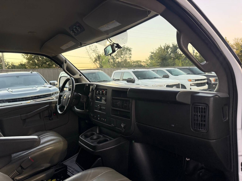 Chevrolet Express Vehicle Full-screen Gallery Image 09
