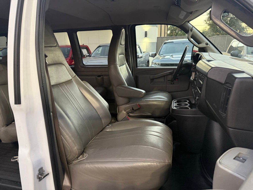 Chevrolet Express Vehicle Full-screen Gallery Image 10
