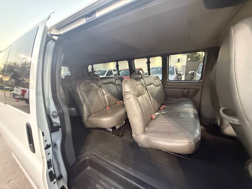 Chevrolet Express Vehicle Full-screen Gallery Image 13