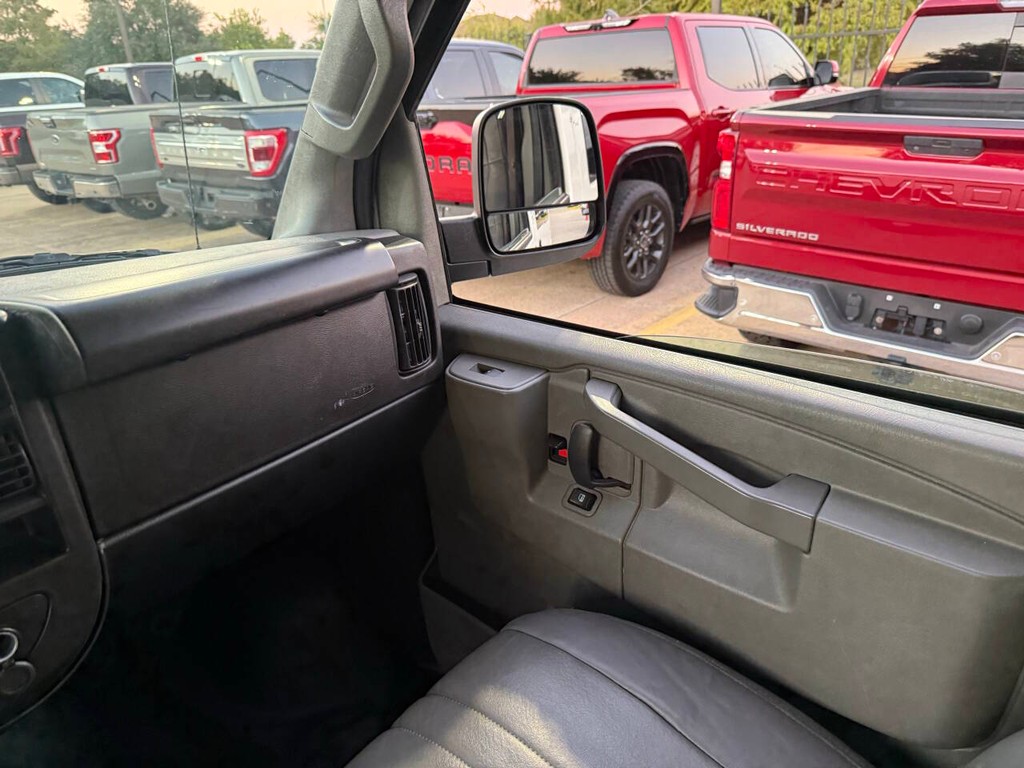 Chevrolet Express Vehicle Full-screen Gallery Image 17