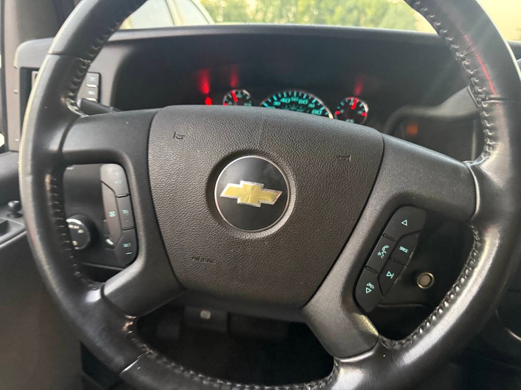Chevrolet Express Vehicle Full-screen Gallery Image 20