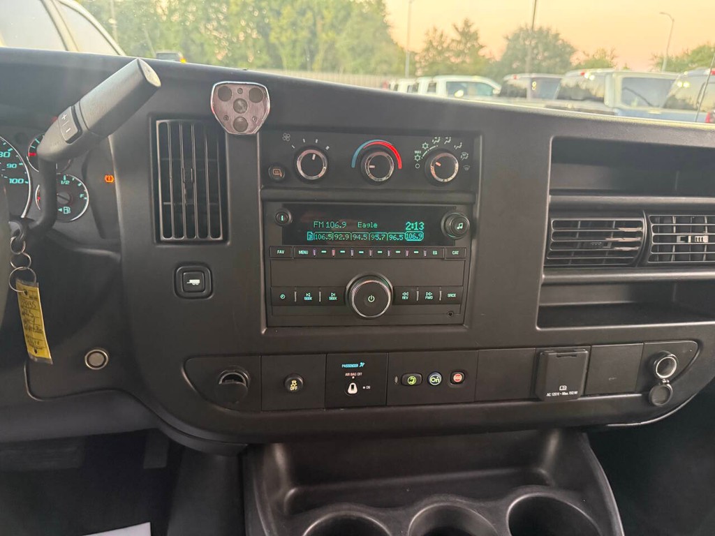 Chevrolet Express Vehicle Full-screen Gallery Image 21