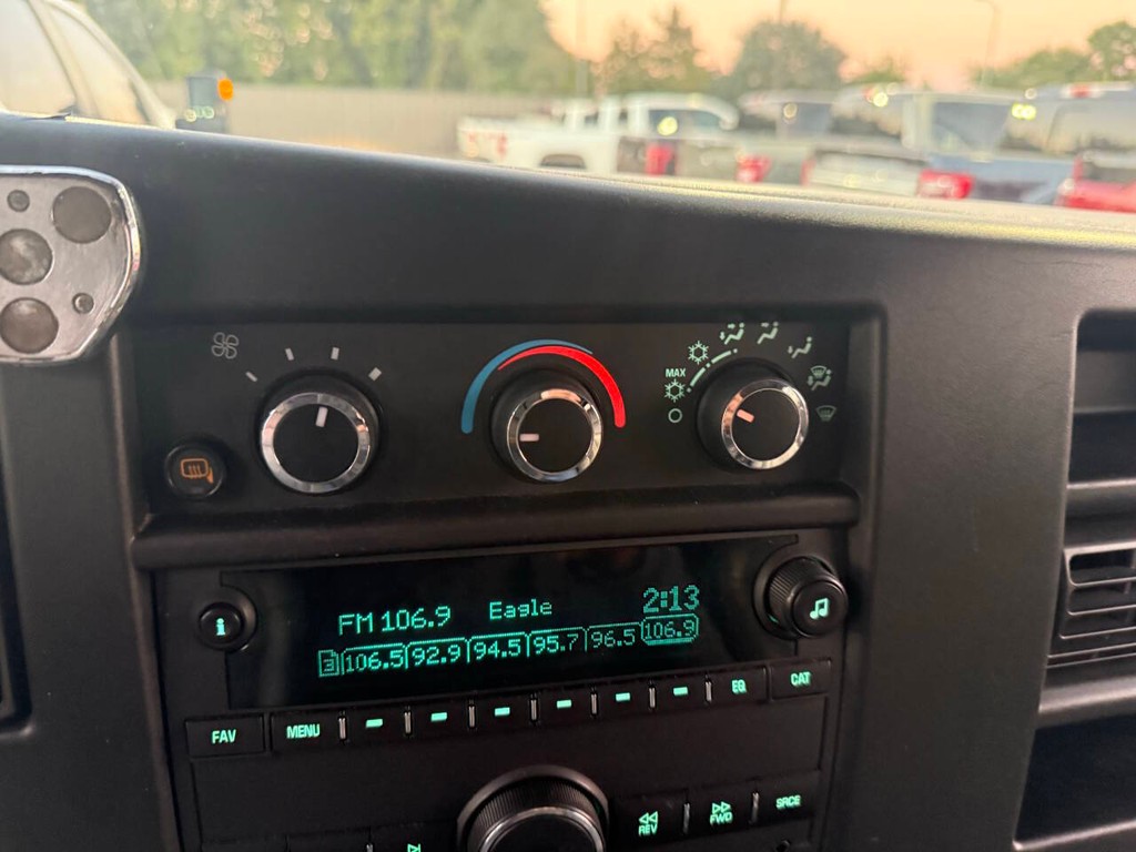 Chevrolet Express Vehicle Full-screen Gallery Image 22