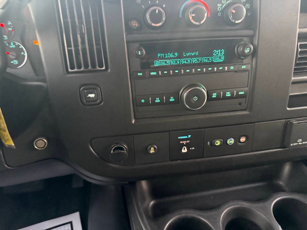 Chevrolet Express Vehicle Full-screen Gallery Image 23